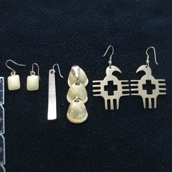 VINTAGE MATTE GOLDTONE EARRINGS - Picture 6 of 6